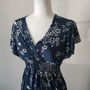 V-neck dress with vintage vibes!